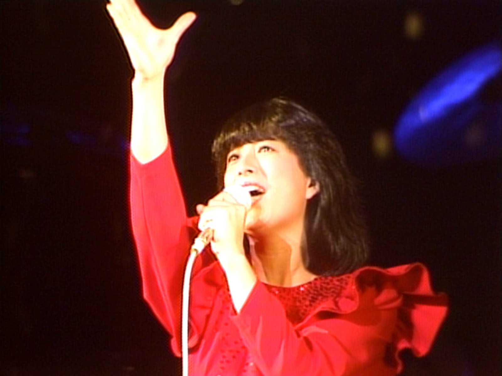 河合奈保子在《BRILLIANT》演唱会中身穿红色演出服歌唱